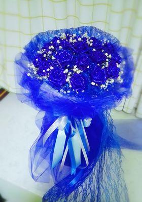 深蓝色的妖姬——蓝色妖姬的寓意与花语（妖艳却神秘的花，释放着令人痴迷的力量）
