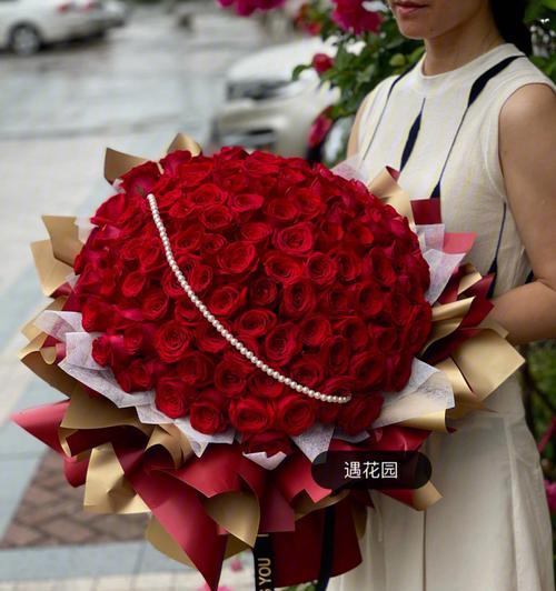 浓情玫瑰花语与爱的表达（99朵玫瑰花的寓意及传递情感之美）
