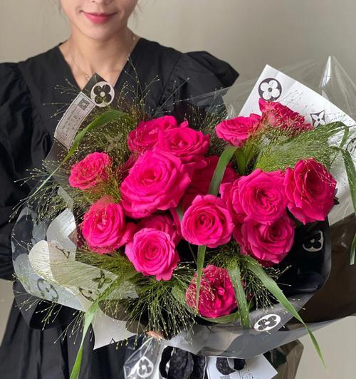 黑红玫瑰花花语（黑红玫瑰花的意义与象征）