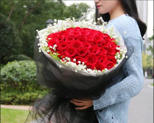 玫瑰花语（探寻12朵玫瑰的含义与象征）