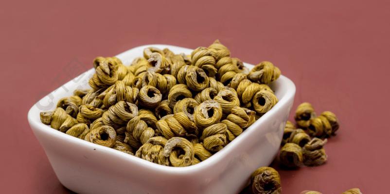 铁皮石斛水的功效与食用方法（了解铁皮石斛的特点）
