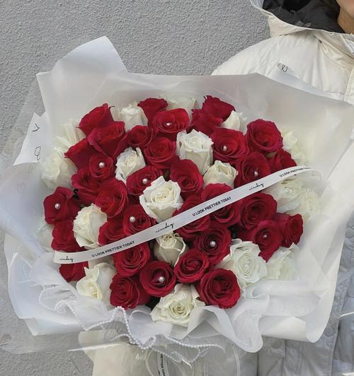 用96朵红玫瑰和72朵白玫瑰做成花束图片