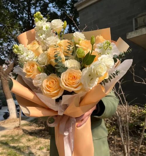 20支香槟玫瑰花束搭配什么花束好看吗