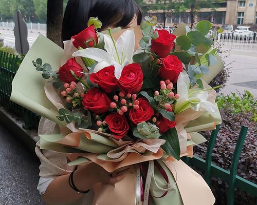 11朵玫瑰花配1朵百合花多少钱