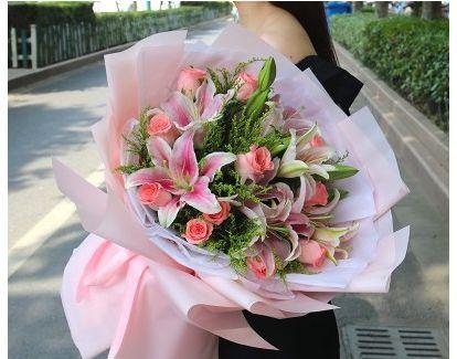 百合花和玫瑰花混搭有什么特别含义？