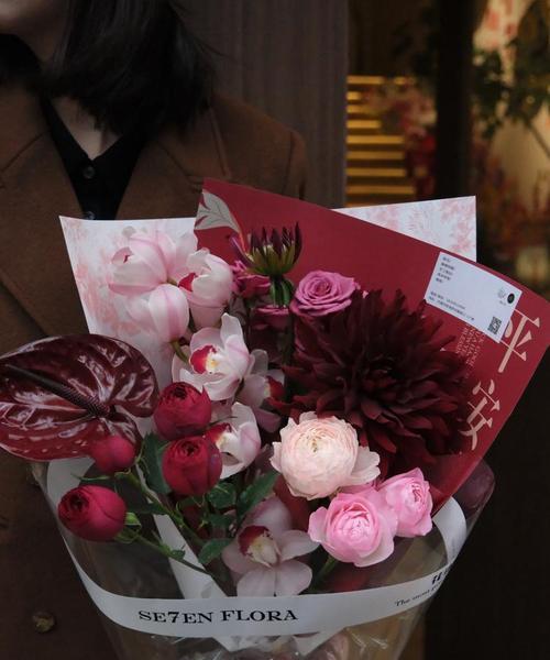 插花中常用同色系花卉有哪些？它们如何搭配更和谐？