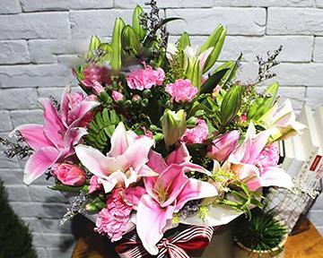 在西湖送百合花有何特殊含义？