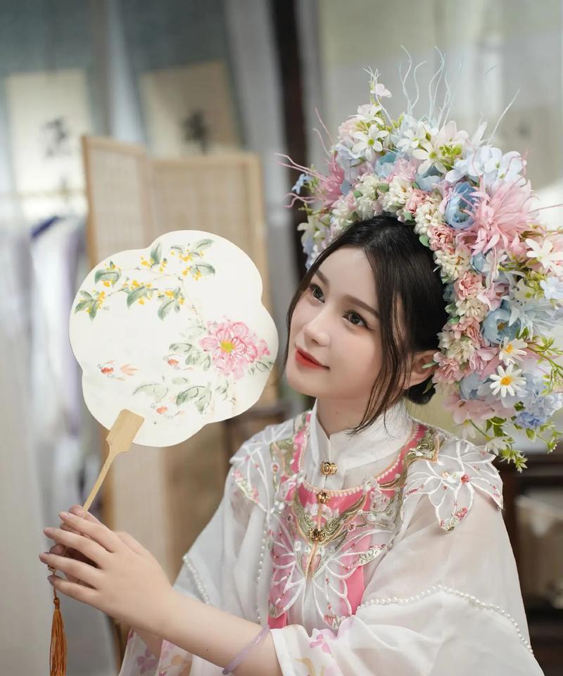 汉服上玫瑰的花语代表什么？汉服与玫瑰花语有何联系？