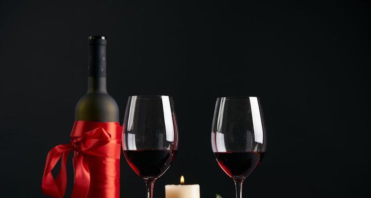 酒杯中红玫瑰花的象征意义是什么？