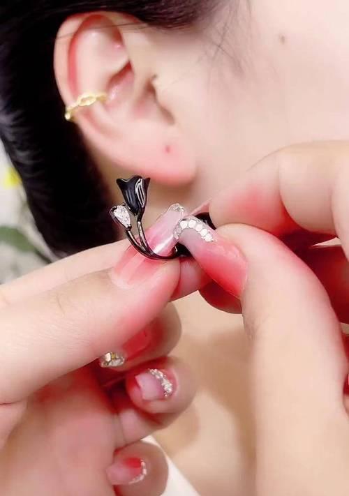 耳朵插玫瑰花有何特殊含义？