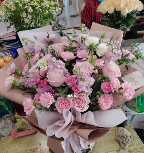 康乃馨玫瑰花怎么养护方法？如何保持康乃馨玫瑰的鲜艳？