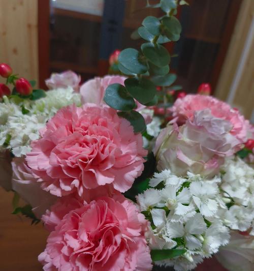 康乃馨玫瑰花怎么养护方法？如何保持康乃馨玫瑰的鲜艳？