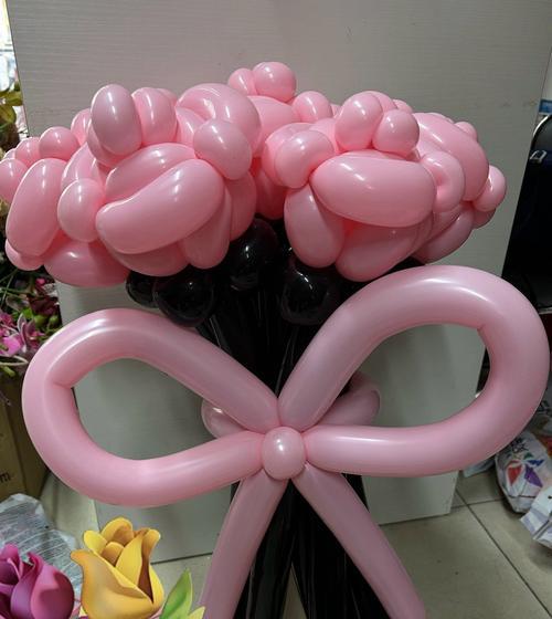 如何使用花束壳插玫瑰花使其更美观？