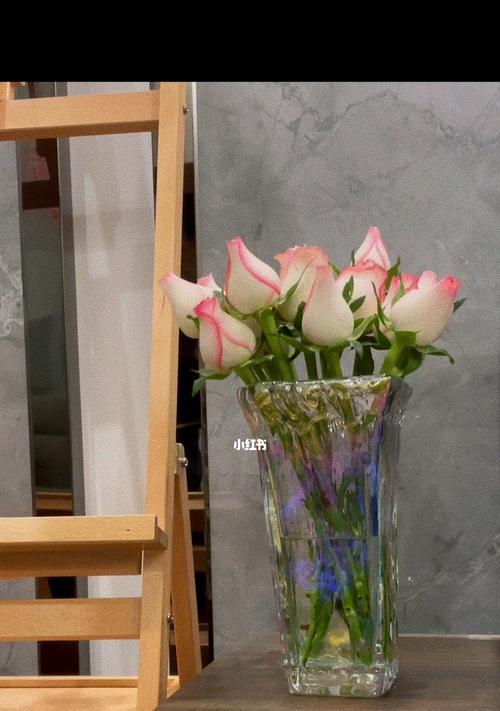 如何将玫瑰花插出高端花瓶效果？