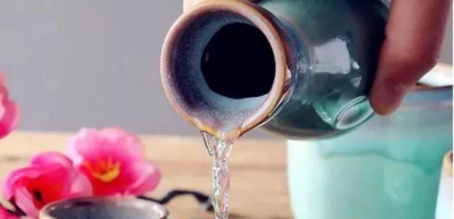 茅台酒浇君子兰是否适宜？