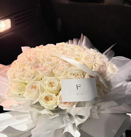 大白玫瑰的花语含义是什么？送大白玫瑰有何深意？