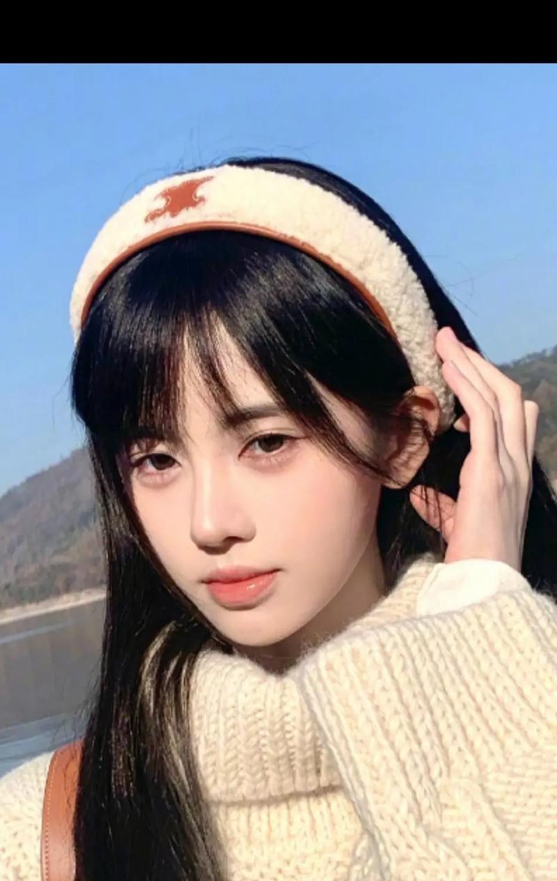 鞠婧祎的冬日与花语：探寻冰雪中绽放的温柔寓意