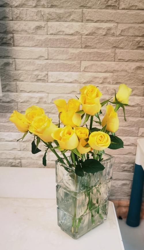 黄玫瑰与百合：爱情与纯洁的花语揭秘