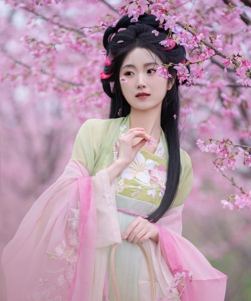 汉服上的花象征着什么？它们的寓意有哪些？