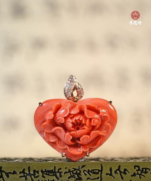 银牡丹花吊坠的寓意是什么？妈妈为何偏爱这款饰品？