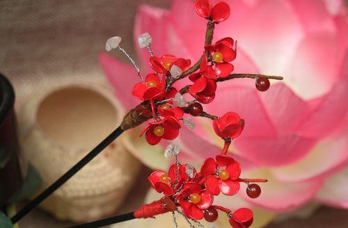 红色头饰珠花的寓意是什么？