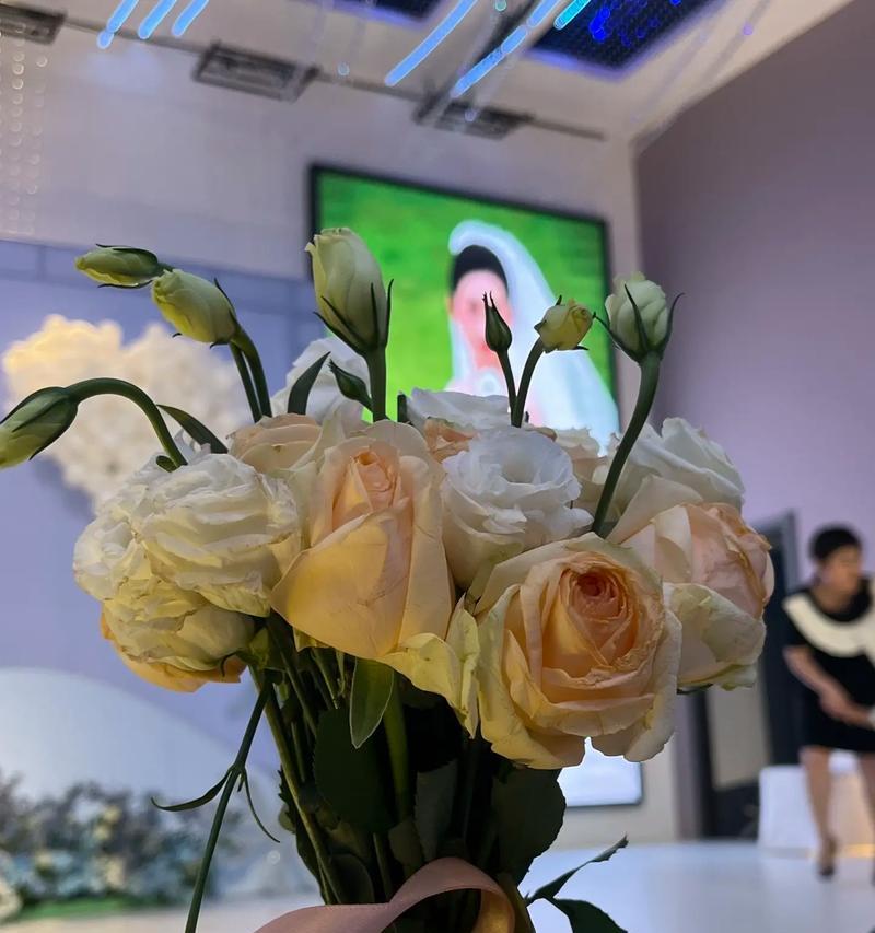 在大街上送手捧花有什么寓意？这种行为背后的意义是什么？