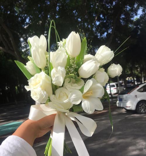 盛开的郁金香手捧花有何寓意？