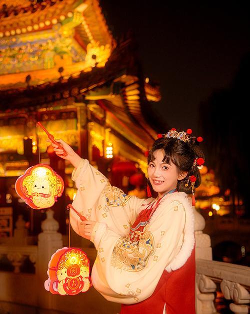 手捧花鲜花灯笼有什么寓意？在传统中扮演什么角色？