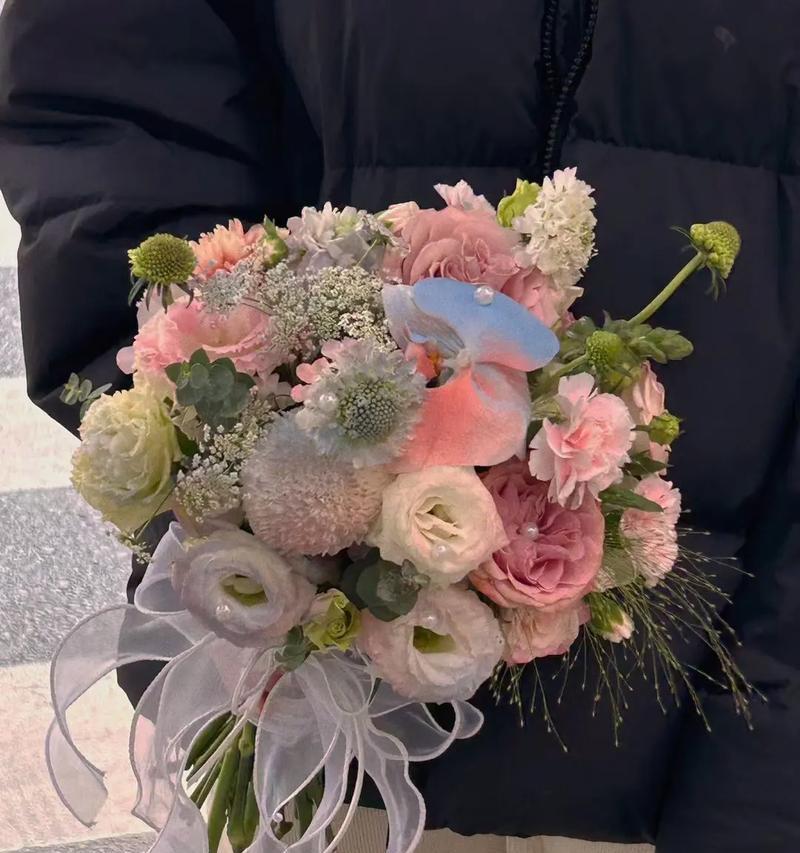 手捧花鲜花灯笼有什么寓意？在传统中扮演什么角色？