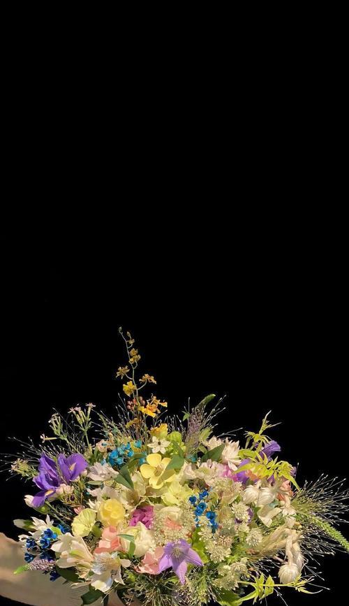 手捧花与鲜花有何不同寓意？选择哪种更合适？