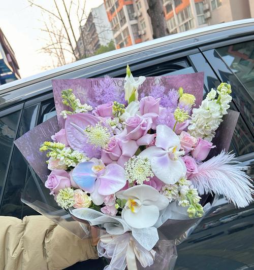 手捧花与鲜花有何不同寓意？选择哪种更合适？