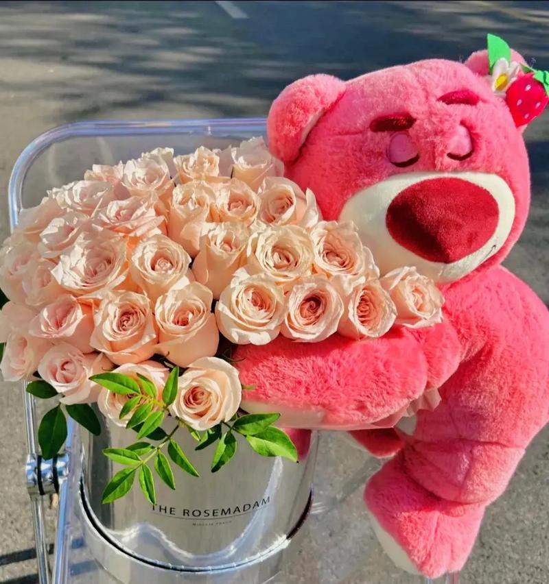 手捧花抱抱熊代表什么？它的寓意和象征是什么？