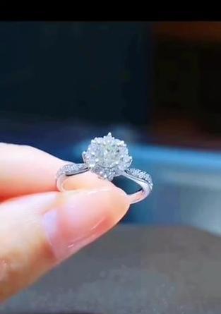 周大福的手捧花钻戒寓意是什么？钻戒花语有哪些？