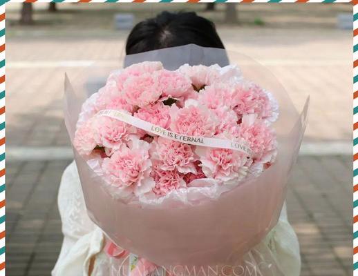 粉色花送给母亲有何寓意？