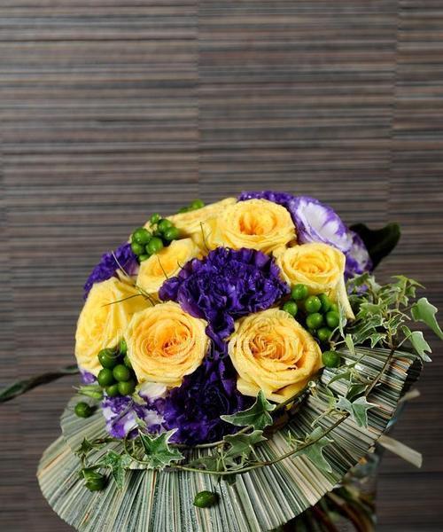 淡黄色玫瑰花的寓意是什么？送淡黄色玫瑰花代表什么？