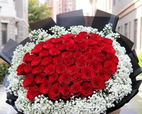 粉花与红色花搭配有何寓意？搭配花的花语是什么？