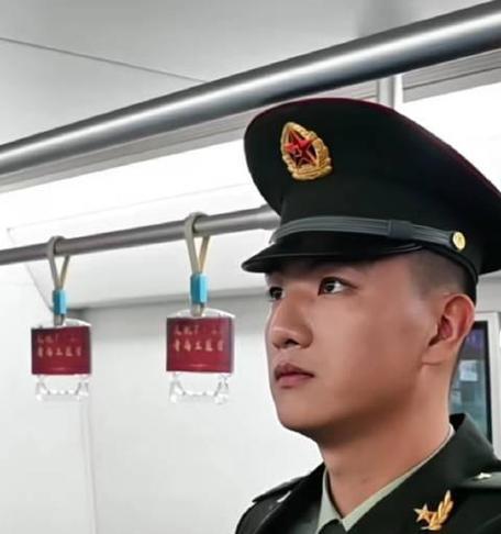 手捧花送给军人有什么寓意？